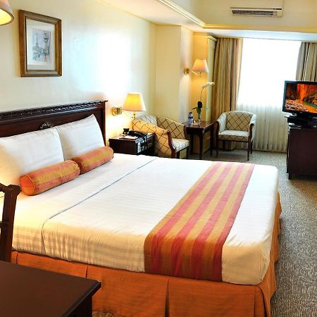Networld Hotel Spa And Casino Pasay Esterno foto