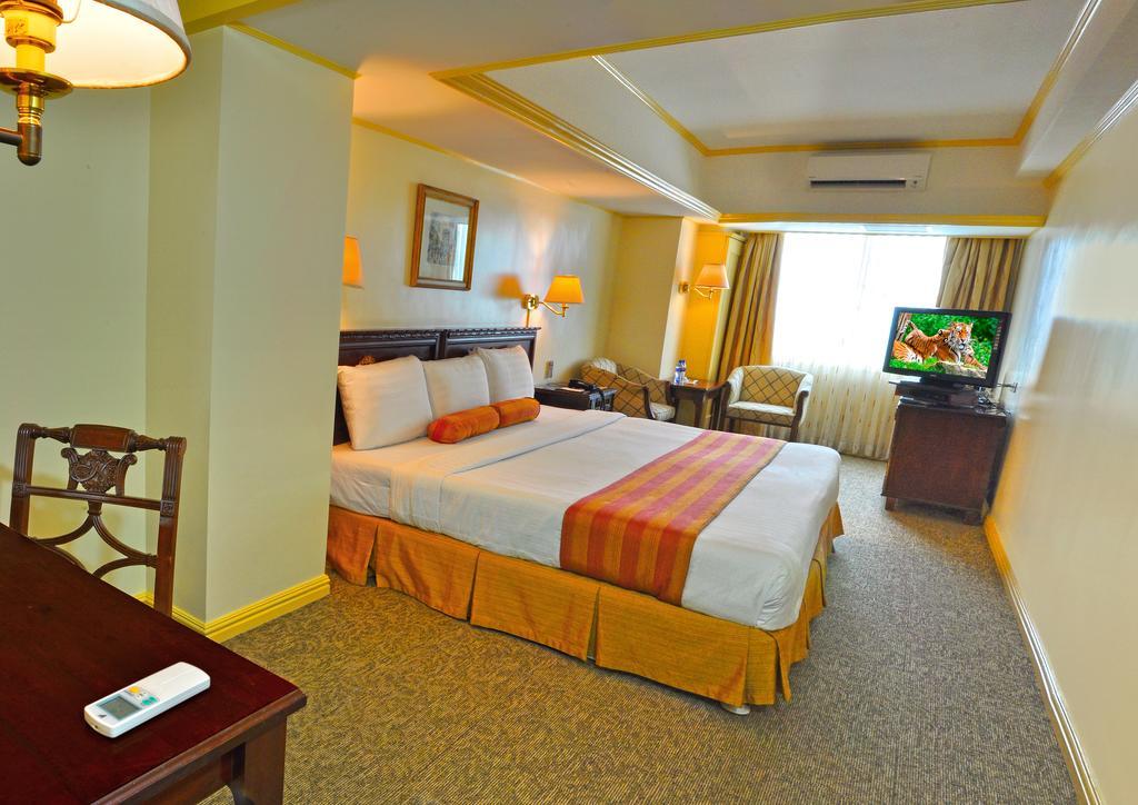 Networld Hotel Spa And Casino Pasay Esterno foto