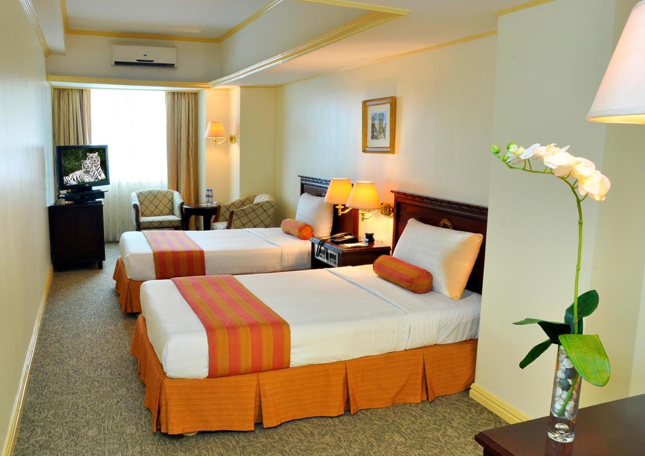 Networld Hotel Spa And Casino Pasay Esterno foto